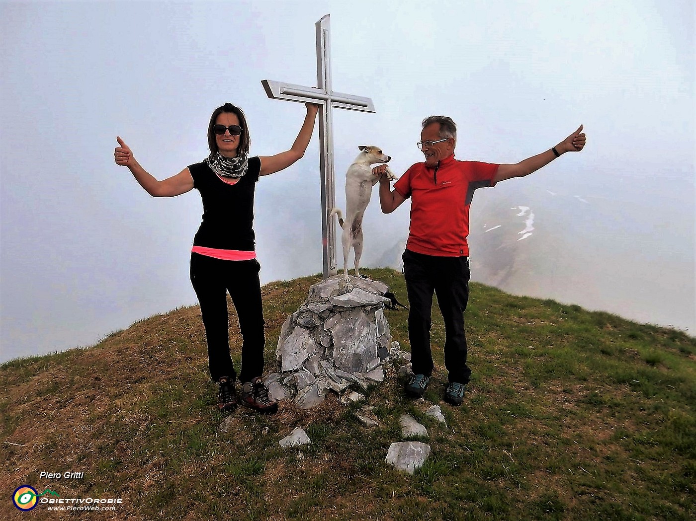 33 Alla croce di vetta del Pizzo Vescovo (2175 m).jpg